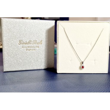 Collana con pendente ovale 5x3 rosso e cornice di zirconi in argento 925