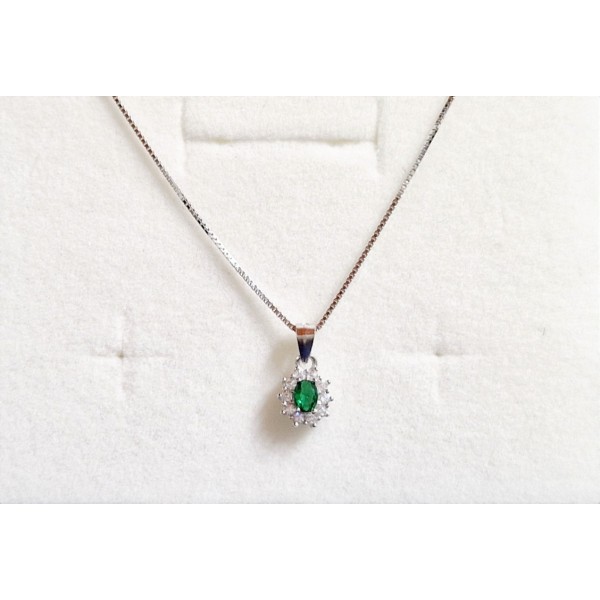 Collana con pendente ovale 5x3 verde e cornice di zirconi in argento 925