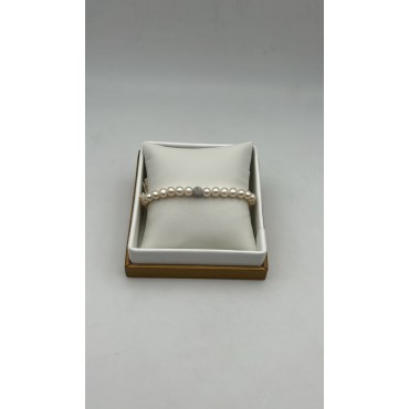 Bracciale filo di perle freshwater e sfera in oro bianco satinato con susta in oro bianco