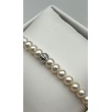 Bracciale filo di perle freshwater e sfera in oro bianco martellata con susta in oro bianco