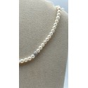 Collana filo di perle Freshwater con sfera satinata in oro bianco e susta oro bianco