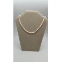 Collana filo di perle Freshwater con sfera satinata in oro bianco e susta oro bianco