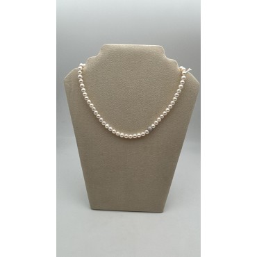 Collana filo di perle Freshwater con sfera satinata in oro bianco e susta oro bianco