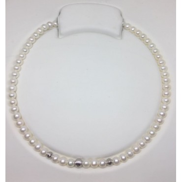 Collana filo di perle freshwater con 3 sfere oro bianco sfaccettate e susta oro bianco