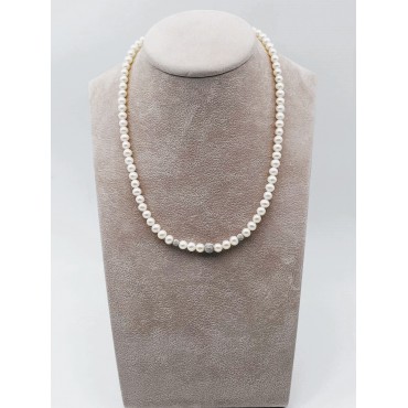 Collana filo di perle freshwater con 3 sfere in oro bianco satinate e rigate