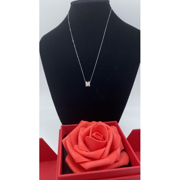 Collana lettera M con diamanti 