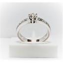 Anello Solitario in oro bianco 18kt con diamante centrale 0,44 ct e diamanti laterali 0,08 ct