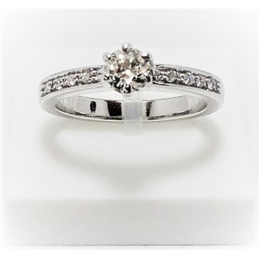 Anello Solitario in oro bianco 18kt con diamante centrale 0,44 ct e diamanti laterali 0,08 ct