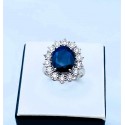 Anello oro bianco con zaffiro ovale centrale e cornice di diamanti