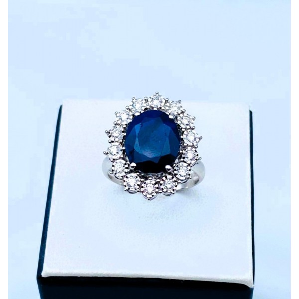 Anello oro bianco con zaffiro ovale centrale e cornice di diamanti