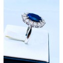 Anello oro bianco con zaffiro ovale centrale e cornice di diamanti