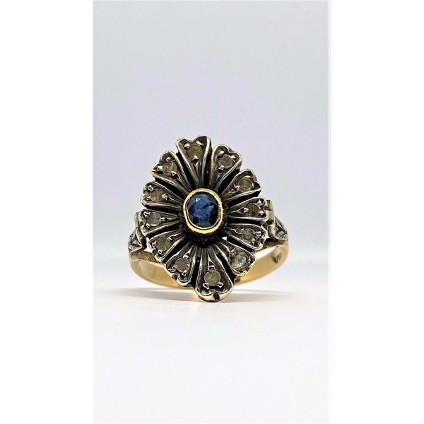 Anello toppa ovale con zaffiro e rosette di diamanti