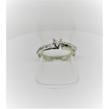 Anello solitario in oro bianco 18kt e diamante 0,25ct con laterali 0,11ct