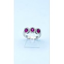 Anello trilogy con rubini round e diamanti