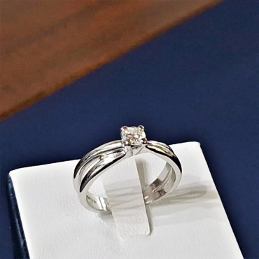 Anello solitario in oro bianco 18kt con diamante E VVS da 0,28 ct