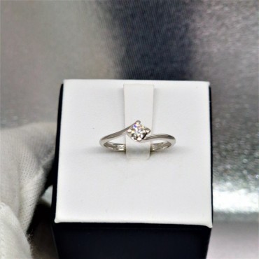 Anello Solitario in oro bianco e diamante 0.15ct
