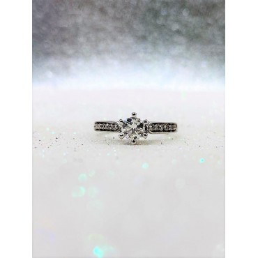 Anello Solitario in oro bianco 18kt con diamante centrale 0,37 ct e diamanti laterali 0,18 ct