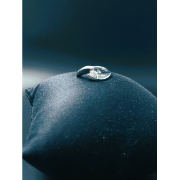 Anello Solitario contrarié in oro bianco 18 kt con diamante 0,30 ct
