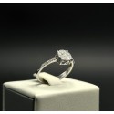 Solitario oro bianco 18kt con diamante centrale 0,07ct e contorno 0,44ct