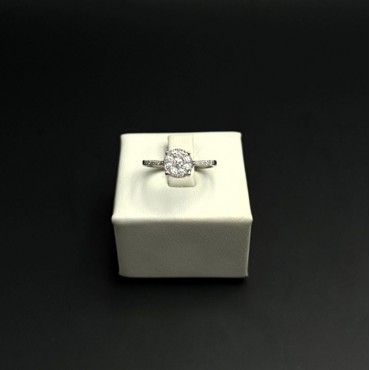 Solitario oro bianco 18kt con diamante centrale 0,07ct e contorno 0,44ct