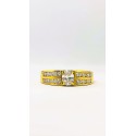 Anello fascia in oro giallo con diamante centrale ovale