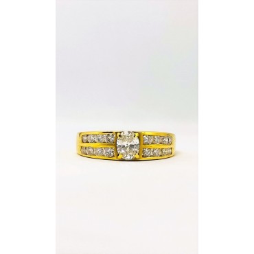 Anello fascia in oro giallo con diamante centrale ovale