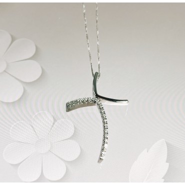 COLLANA CON CROCE STILIZZATA DI DIAMANTI CM.3,5 X 2,20 CT.0,14