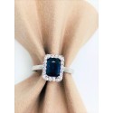 Anello Dubai con zircone blu zaffiro rettangolare e zirconi bianchi