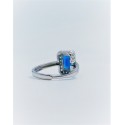 Anello Dubai con zircone blu zaffiro rettangolare e zirconi bianchi