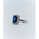 Anello Dubai con zircone blu zaffiro rettangolare e zirconi bianchi