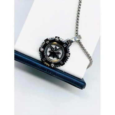 Collana acciaio maglia tubolare con ciondolo bussola colore acciaio-nero