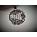 Ciondolo tondo in argento 925 con Sicilia su base striata brunita